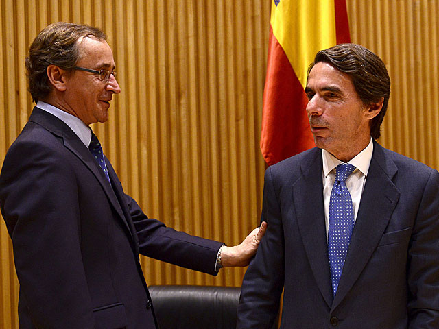 Alfonso Alonso saluda a Aznar en el Congreso. | Bernardo Daz