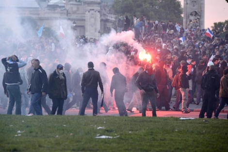 Enfrentamientos entre manifestacntes y polica, ayer, en Pars. | Afp