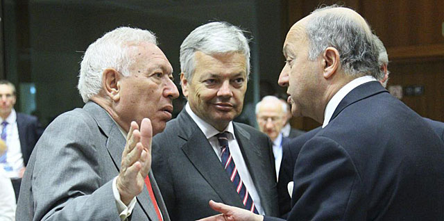 El ministro Margallo (izda.) conversa con sus homlogos francs (dcha.) y belga, en Bruselas. | Efe