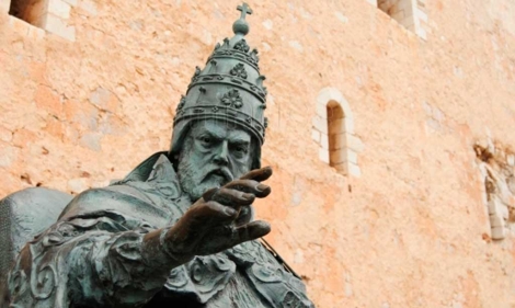 Escultura del Papa Luna frente al castillo de Pescola. | David Esteban
