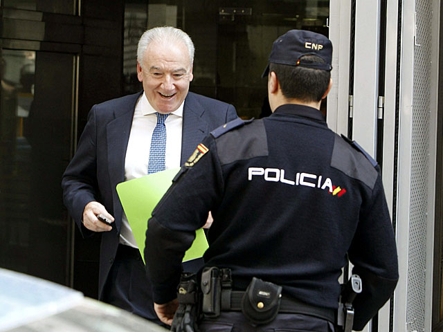 El ex presidente de FCC, José Mayor Oreja, imputado en el 'caso Bárcenas', saliendo de la Audiencia Nacional. | K. Huesca/ Efe