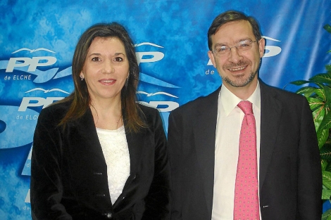 Martnez Pujalte, a la derecha, junto a la alcaldesa Mercedes Alonso. | E.M.