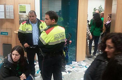 Sede de Bankia ocupada por afectados por las preferentes. | @Panderetajevi
