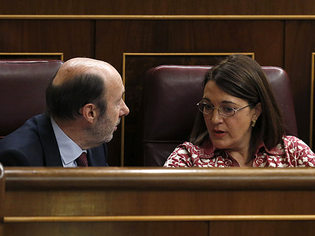 El secretario general del PSOE, Alfredo Prez Rubalcaba, conversa con la portavoz socialista, Soraya Rodrguez. | Juan Carlos Hidalgo / Efe