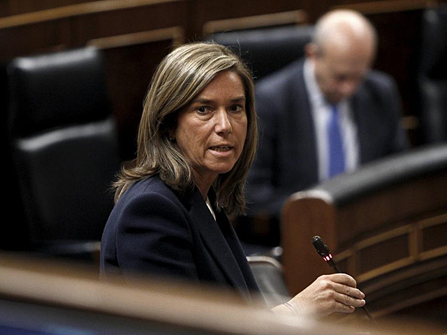 La ministra de Igualdad, Ana Mato, durante la sesión de control al Gobierno. | Alberto Di Lolli