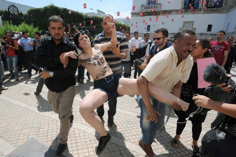 Una de las activistas de Femen es arrestada por la polica tunecina. | Afp