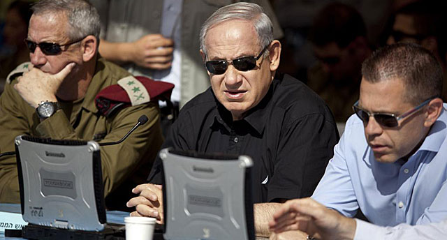Benjamin Netanyahu, entre los jefes de las Fuerzas Armadas israelíes Gantz y Erdan. | Reuters