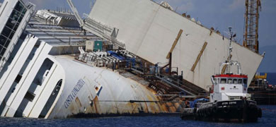 El 'Costa Concorda' naufragado en la Isla del Gigl. | Reuters