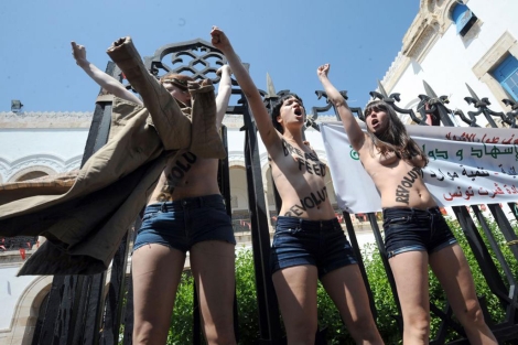 Activistas de Femen se manifiestan enfrente del Palacio de Justicia de Tnez. | Afp