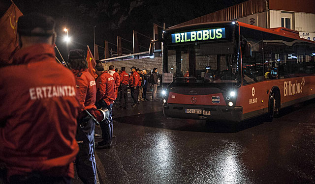 La Ertzainza protegiendo las cocheras de Bilbobus a primera hora de la maana.|Efe