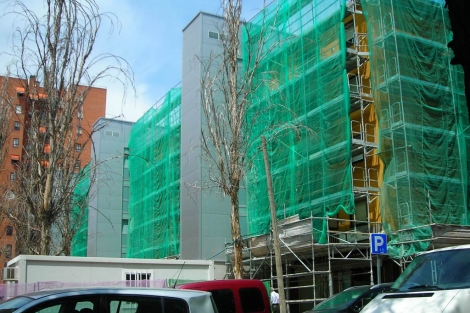 Obras de rehabilitacin en la fachada de un edificio de Madrid. | EM