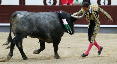 Antonio Ferrera frena al toro tras banderillear. | Efe