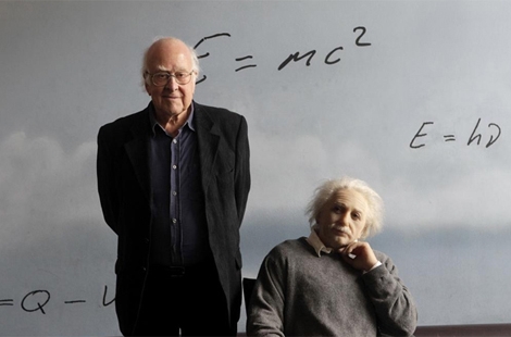 El fsico Peter Higgs junto a una figura de Einstein. | Antonio Moreno
