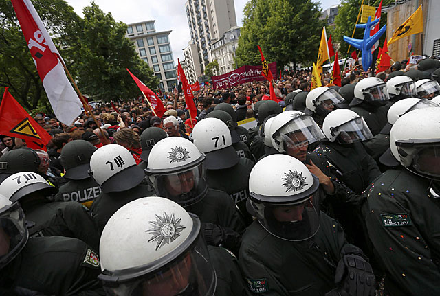 La Policía contiene las protestas del movimiento social 'Blockupy' en Fráncfort. | Reuters MÁS IMÁGENES