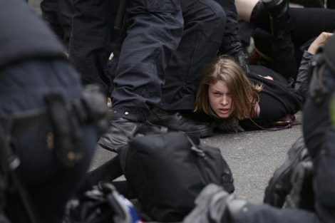 La polica detiene a uno de los manifestantes.| Reuters MS FOTOS