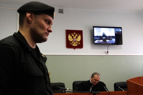 Imagen de Mara Alijina en un monitor desde la prisin de la regin de Perm. | Reuters