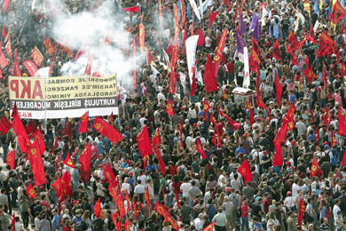 Los manifestantes siguen sus protestas en la plaza de Taksim. | Efe