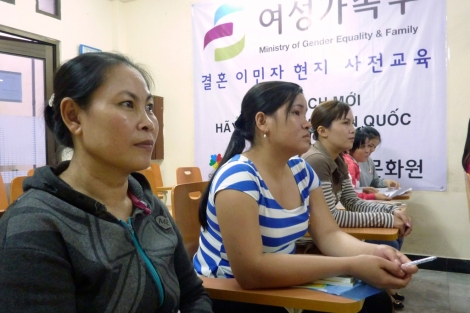 Jóvenes vietnamitas en el taller de como contentar al marido surcoreano y a la suegra. | Efe
