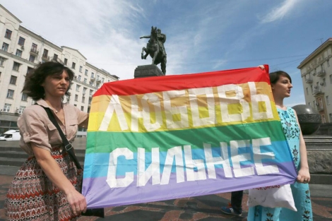 Dos defensoras de los homosexuales, con una bandera gay en Moscú en mayo. | Efe