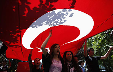 Detractores de Erdogan, con una bandera turca. | Reuters