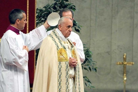 El papa Francisco durante una misa celebrada ayer en San Pedro. | Efe