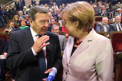 Gerhard Schrder conversa con Angela Merkel la semana pasada en Leipzig. | Afp