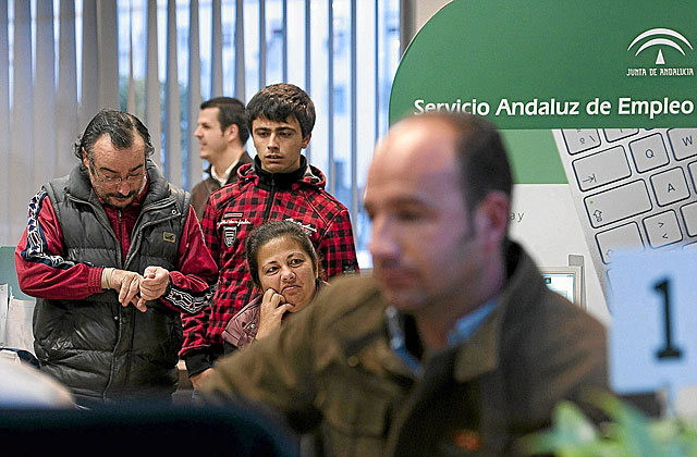 Varias personas en una oficina del Servicio Andaluz de Empleo (SAE) en Sevilla. | Efe