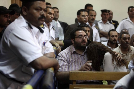 Familiares de los condenados escuchan el veredicto del juez en El Cairo. | Reuters
