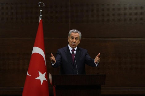 El viceprimer ministro turco, Bulent Arinc, en una rueda de prensa en Ankara. | Afp