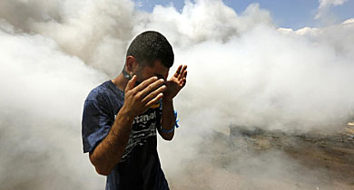 Un manifestante se cubre del humo en la Plaza Taksim. | Reuters