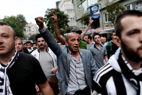 Un hombre protesta durante la manifestacin a la entrada de la plaza de Taksim.| Afp