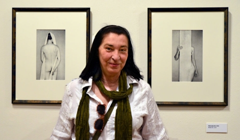 Violeta Bubelyt esta maana en el Museo del Romanticismo, delante de dos de sus autorretratos