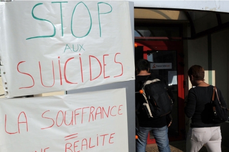 Carteles de denuncia en la entrada de la sede de France Telecom. | AFP