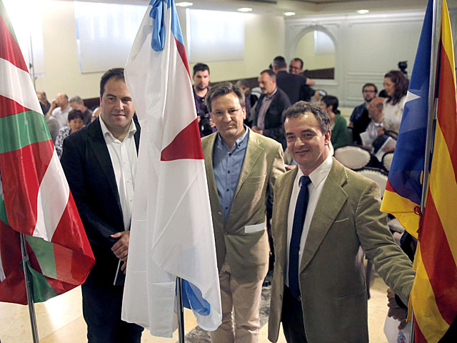 Los representantes de Amaiur, Jon Iarritu, el BNG, Xavier Vence, y ERC, Alfred Bosh, hoy en Santiago. | J.R. Lavandeira /Efe