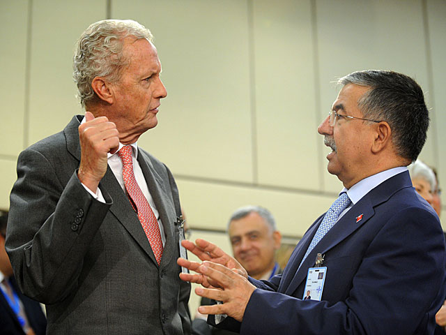 El ministro de Defensa, Pedro Morens, con su homlogo turco, Ismet Yilmaz, hoy en Bruselas. | John Thys/ Afp
