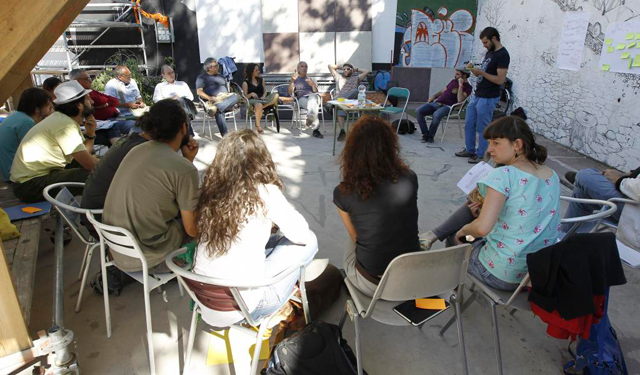 Asamblea de la asociacin vecinal que gestiona El Campo de la Cebada. | Alberto Cullar