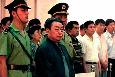 El ex presidente del Partido Comunista de pie ante la Corte Suprema de Beijing. | Afp