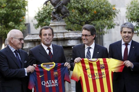 El presidente del Bara y el de la Generalitat (centro de la imagen), con las camisetas. | Efe