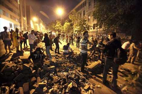 Manifestantes construyen una barricada con ladrillos y piedras en una calle en Estambul. | Efe