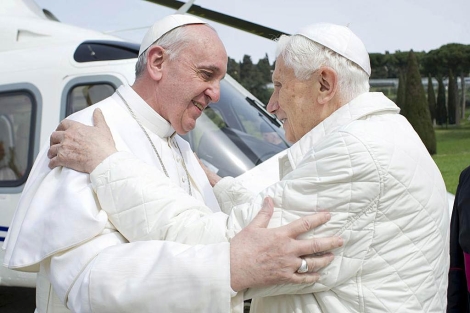 El Papa Francisco y Benedicto XVI se abrazan en Castel Gandolfo el pasado marzo. | Afp