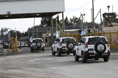 Vehículos de la misión de la ONU cruzan la frontera entre Israel y Siria. | Efe