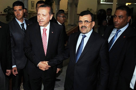 Erdogan junto al 'premier' tunecino Ali Laarayedh durante su visita oficial al país. | Efe