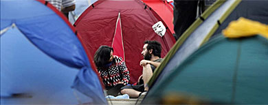 Manifestantes descansan en el parque Gezi en Estambul.| Efe