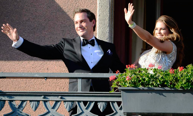 La princesa Magdalena y su prometido saludan desde el balcn del Grand Hotel. | Efe [VEA MS]