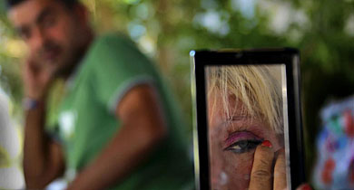 Una drogadicta se maquilla ante la mirada de su novio, en Atenas. | Reuters