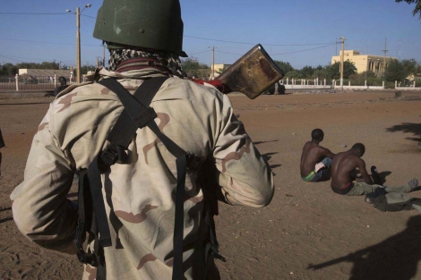 Un soldado de Mali vigila a detenidos del grupo Mujao en Gao. | Afp