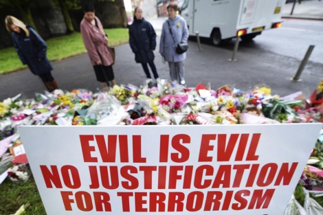 Un cartel en el que se lee "la maldad es maladad. No hay justificación al terrorismo ".| Efe