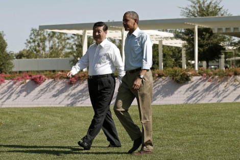 Barack Obama y Xi Jinping pasean por los jardines del Rancho Mirage. | Reuters