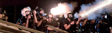 Policas antidisturbios lanzan gas hacia los manifestantes.| Afp