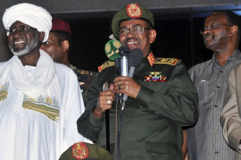 El presidente de Sudán, Omar al-Bashir (c). | Foto: Reuters